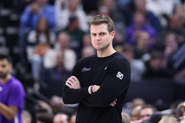 布朗37+7+6陈盈骏23分 广州大胜新疆总分1比2